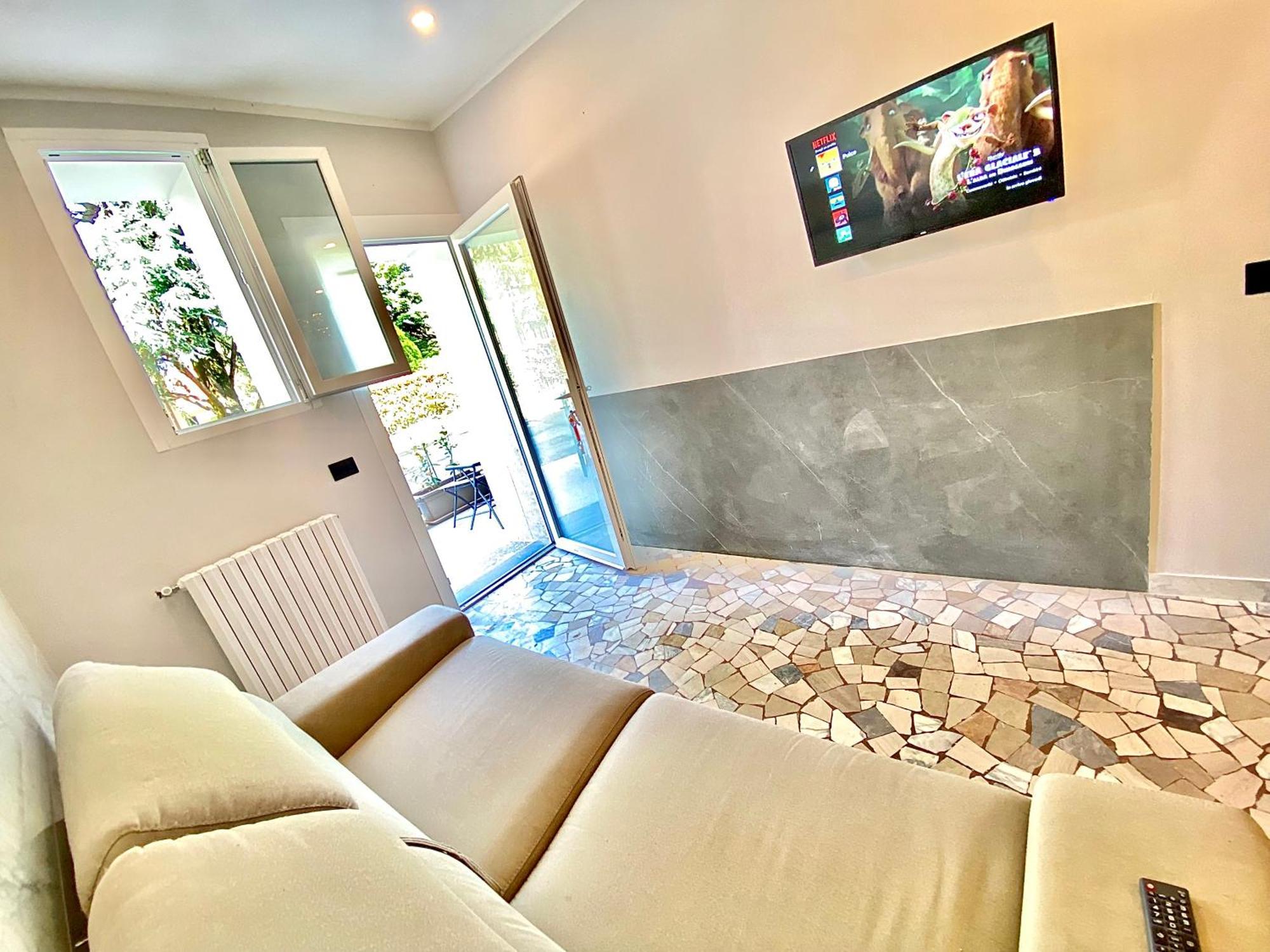 Apt Donati Home, Modernita E Comfort Con Parcheggio Gratuito Privato E Spazio Esterno Privato 카사노 다다 외부 사진
