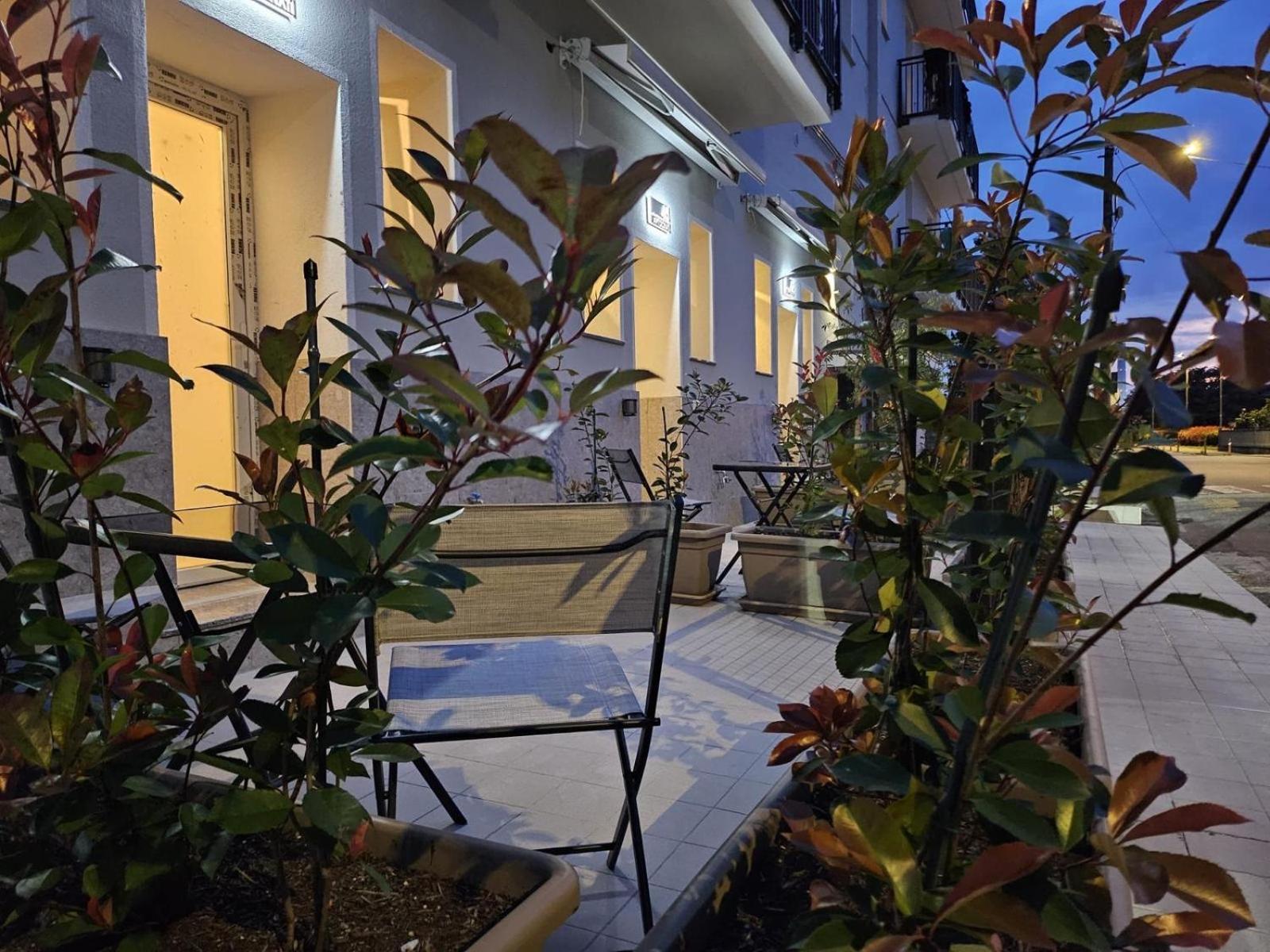 Apt Donati Home, Modernita E Comfort Con Parcheggio Gratuito Privato E Spazio Esterno Privato 카사노 다다 객실 사진