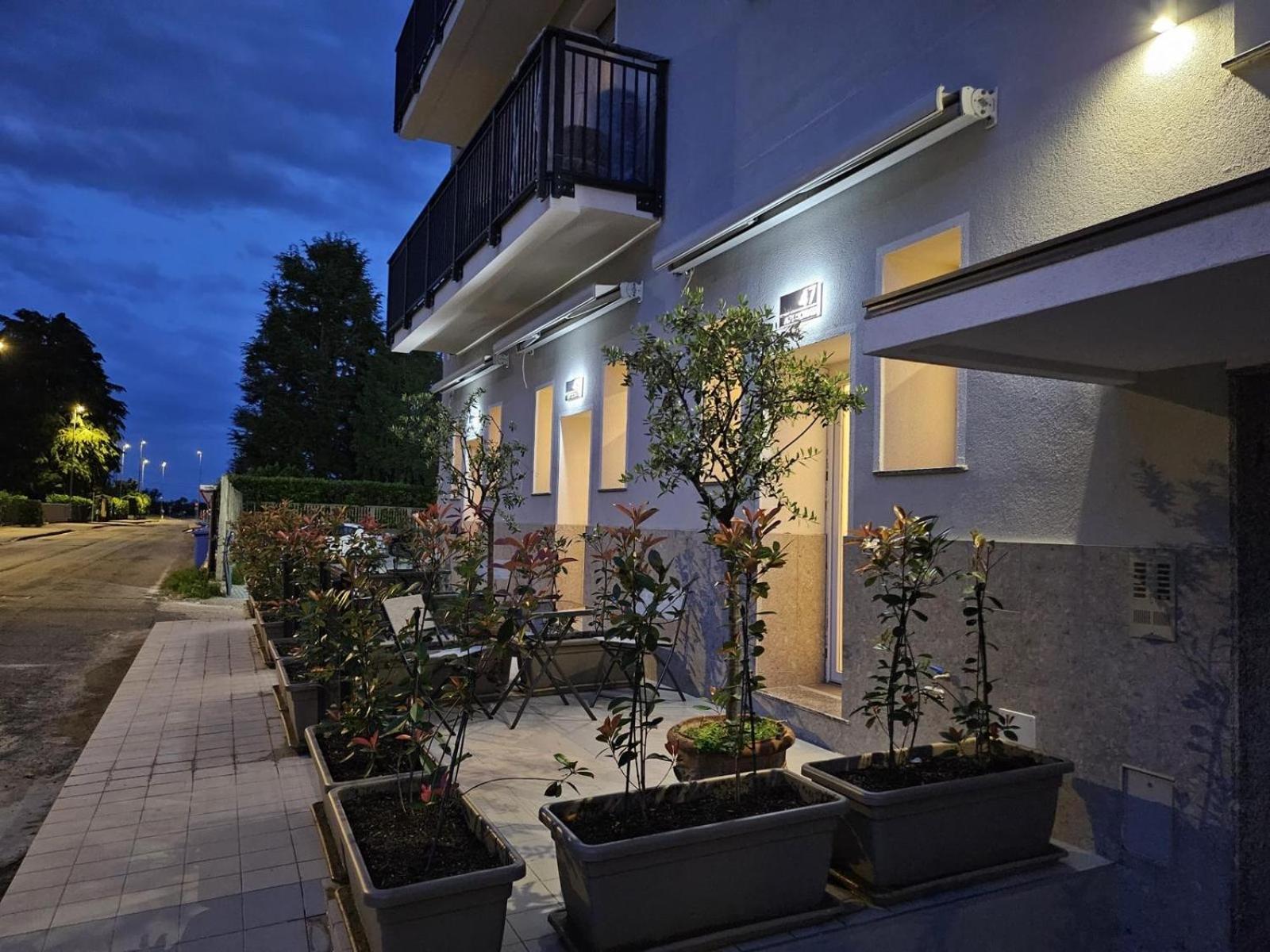 Apt Donati Home, Modernita E Comfort Con Parcheggio Gratuito Privato E Spazio Esterno Privato 카사노 다다 객실 사진