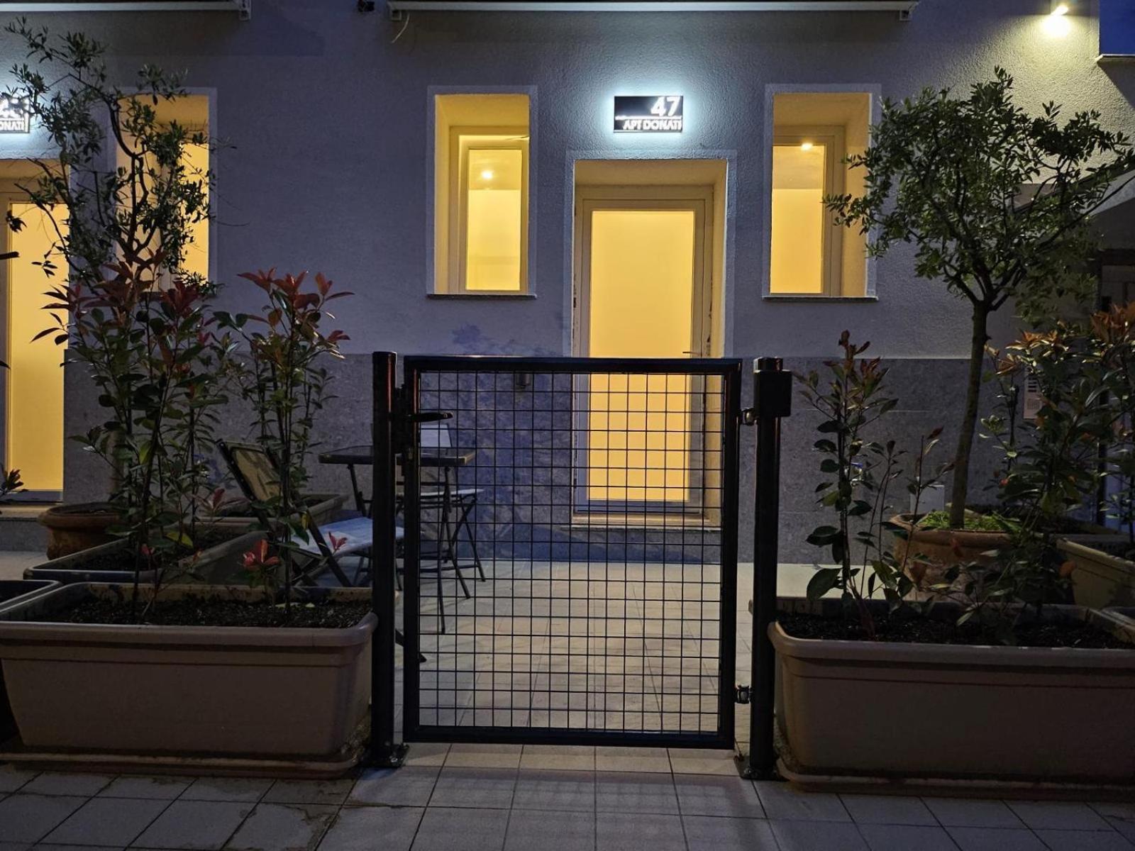 Apt Donati Home, Modernita E Comfort Con Parcheggio Gratuito Privato E Spazio Esterno Privato 카사노 다다 객실 사진